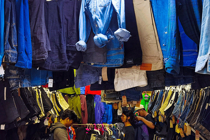 Suasana penjualan pakaian impor bekas atau thrifting yang kebanyakan pembelinya adalah anak-anak muda di kawasan Jakarta Selatan, Jumat (20/1/2023).