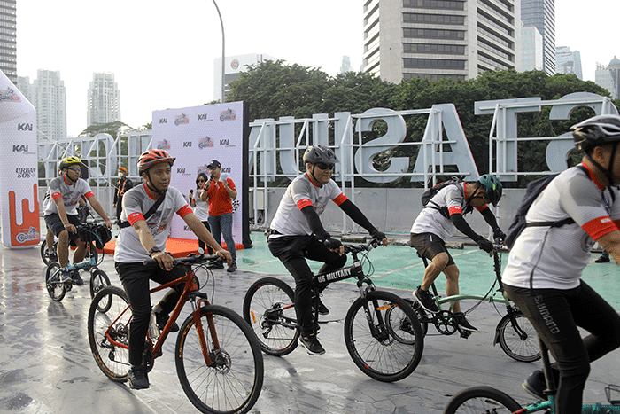 Bersepeda bersama komunitas Urban SOS Cyling Club di Stasiun BNI City, Jakarta, Sabtu (21/1/2023).