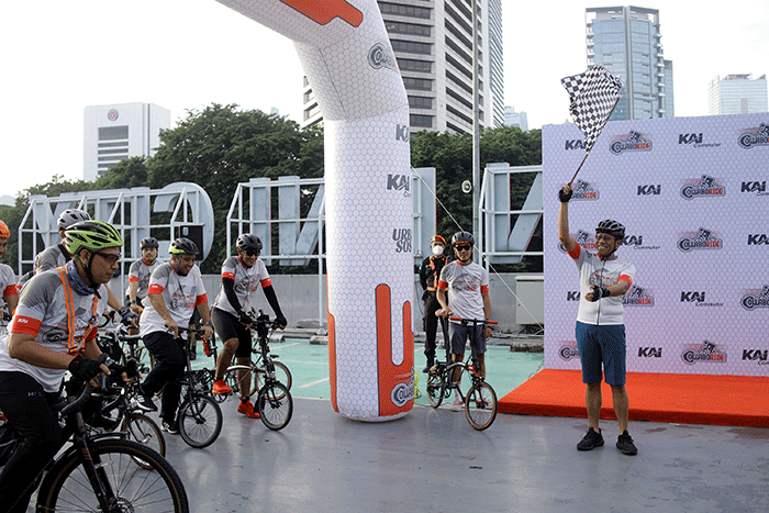 Bersepeda bersama komunitas Urban SOS Cyling Club di Stasiun BNI City, Jakarta, Sabtu (21/1/2023).