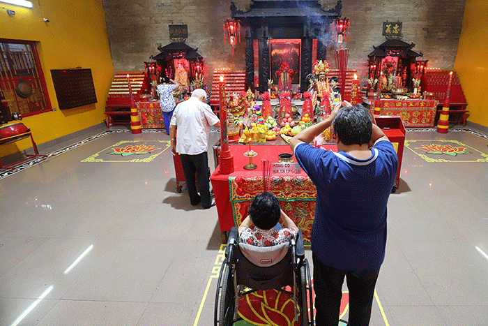 Warga keturunan Tionghoa bersembayang di Vihara Amurva Bhumi, Jakarta, Sabtu (21/1/2023).
