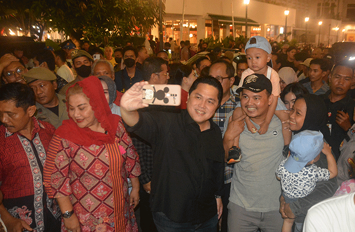 Menteri BUMN Erick Thohir didampingi Plt Wali Kota Semarang Hevearita G Rahayu mengunjungi Kota Lama Semarang, Jawa Tengah, Sabtu (21/1/2023) malam.
