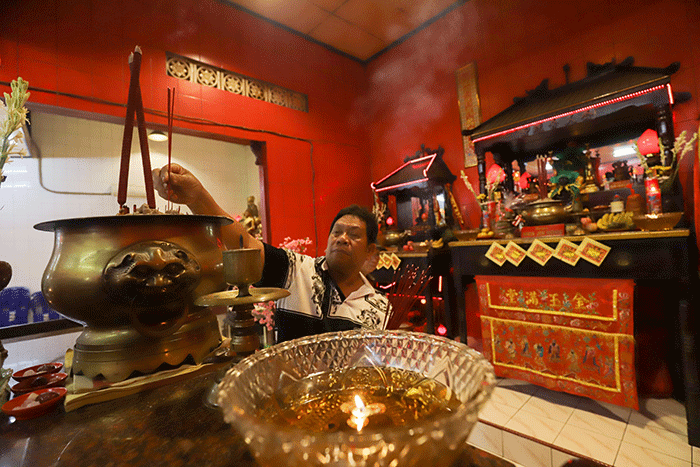 Sejumlah warga keturunan Tionghoa melakukan Ibadah malam Imlek di Kelenteng Shia Djin Kong, Jatinegara, Jakarta Timur, Sabtu (21/1/2022) malam.