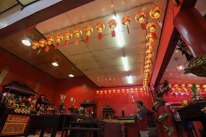 Sejumlah warga keturunan Tionghoa melakukan Ibadah malam Imlek di Kelenteng Shia Djin Kong, Jatinegara, Jakarta Timur, Sabtu (21/1/2022) malam.