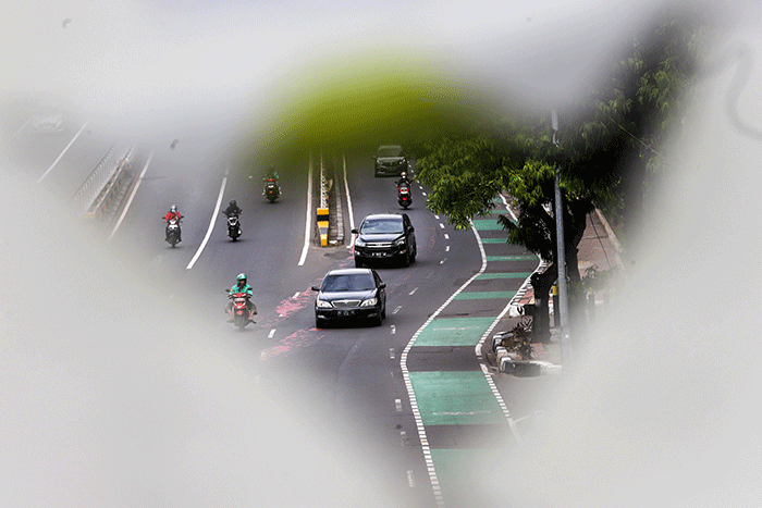 Sejumlah kendaraan melintas di ruas Jalan Gatot Subroto, Jakarta, Senin (23/1/2023).