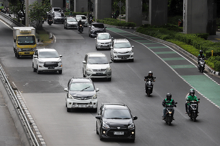 Sejumlah kendaraan melintas di ruas Jalan Gatot Subroto, Jakarta, Senin (23/1/2023).
