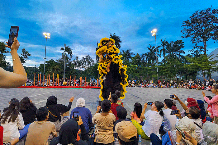 Pengunjung saat menonton atraksi barongsai mengisi libur perayaan tahun baru Imlek di Jakarta, Minggu (22/1/2023).