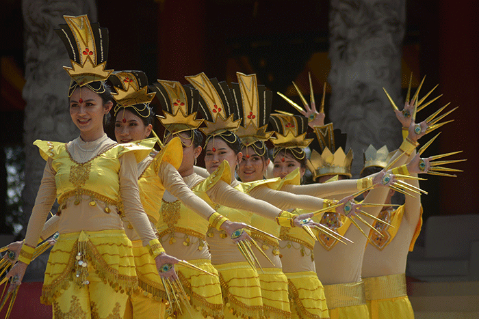 Ratusan pengunjung menyaksikan sejumlah atraksi dan hiburan dalam perayaan Tahun Baru Imlek 2574 Kongzili di Kelenteng Sam Poo Kong, Semarang.