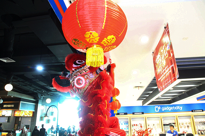 Barongsai dari perkumpulan Liong Hok Say Palembang berkeliling pusat perbelanjaan Ogan Permata Indah (OPI) Jakabaring Palembang.