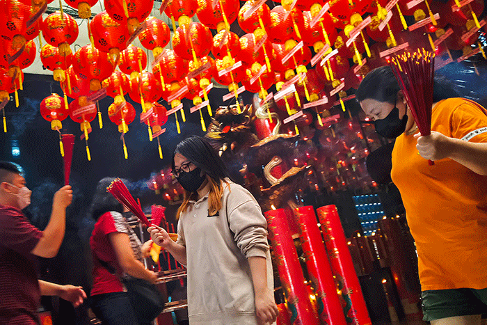 Warga keturunan Tionghoa menjalankan ibadah tahun baru Imlek 2574 Kongzili di Wihara Hok Tek Tjeng Sin, Jakarta Selatan, Minggu (22/1/2023).