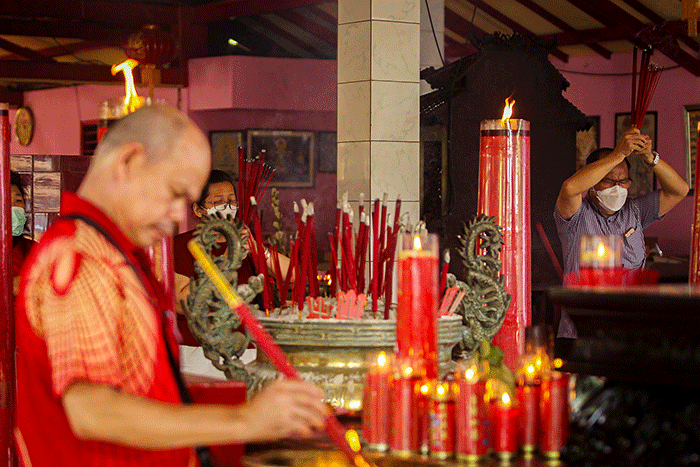 Warga keturunan Tionghoa menjalani ibadah pada perayaan Tahun Baru Imlek 2574 di Vihara Gayatri, Cilangkap, Depok, Jawa Barat, Minggu (22/1/2023).