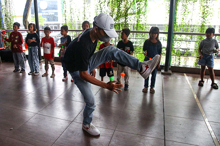 Peserta lomba yang didominasi anak anak ado jago bermain Lato-lato di Pusat Perbelanjaan Ogan Permata Indah (OPI) Jakabaring, Minggu (22/1/2023).