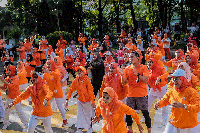 Menparekraf Sandiaga Salahuddin Uno berolahraga bersama puluhan ibu di Kota Bandung, Jawa Barat, Minggu (22/1/2023).