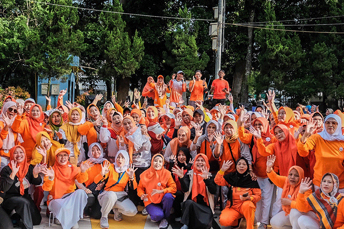 Menparekraf Sandiaga Salahuddin Uno berolahraga bersama puluhan ibu di Kota Bandung, Jawa Barat, Minggu (22/1/2023).