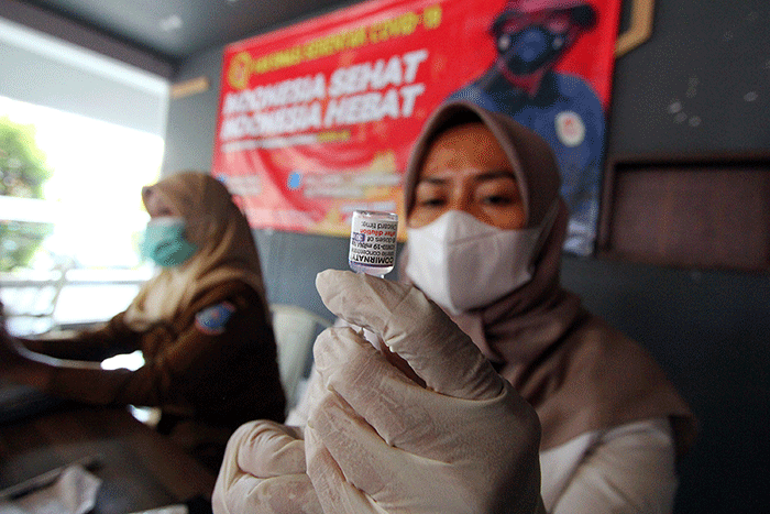 Tenaga kesehatan Kota Tangerang Selatan menyuntikan Vaksin booster Covid-19 kedua kepada warga saat pelaksanaan vaksinasi di Bintaro Plaza.