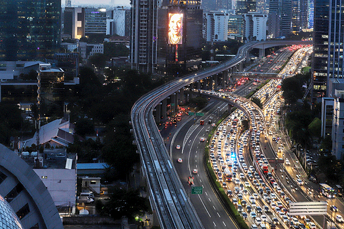 Penampakan jalur Lintas Rel Terpadu (LRT) Jabodebek di Jalan Gatot Subroto, Jakarta Selatan, Selasa (24/1/2023).