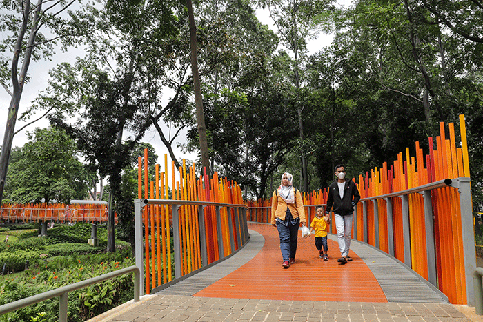 Warga berwisata di Tebet Eco Park, Jakarta Selatan, Senin (23/1/2022).