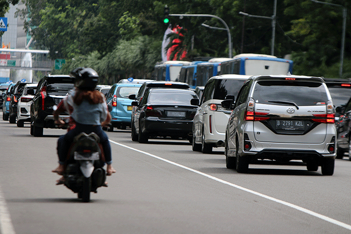 Pengendara melintas di Jalan Merdeka Barat, Jakarta Pusat, Senin (23/1/2023).