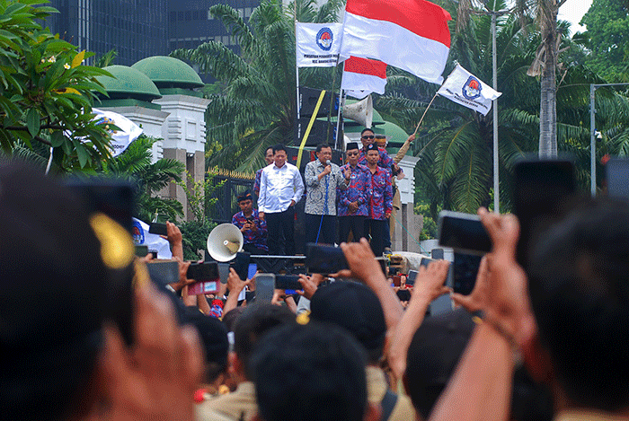 Anggota DPR Fraksi Partai Demokrat Herman Khaeron bersama Anggota DPR Fraksi PKB M Toha berbicara di hadapan massa Persatuan Perangkat Desa Indonesia (PPDI).