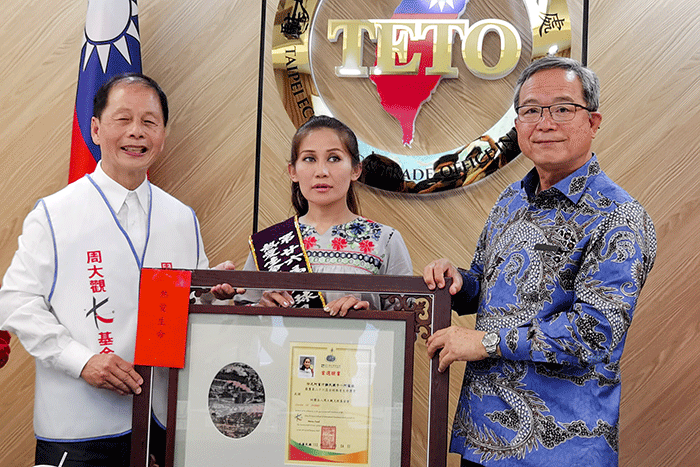 Pemerintah Taiwan, melalui Kepala Taipei Economic and Trade Office (TETO) John C. Chen memberikan penghargaan kepada pengungsi Afghanistan di Indonesia.