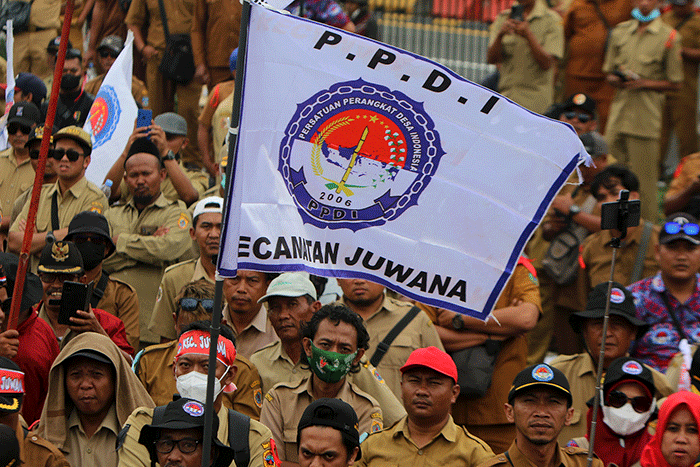 Massa dari Persatuan Perangkat Desa Indonesia (PPDI) melakukan unjuk rasa di depan Gedung DPR, Senayan, Jakarta, Rabu (25/1/2023).
