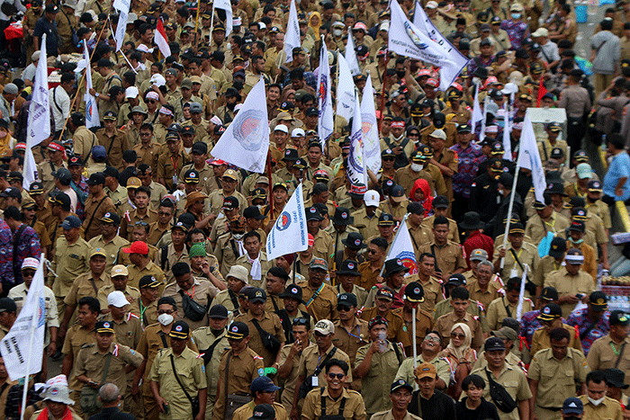 Massa dari Persatuan Perangkat Desa Indonesia (PPDI) melakukan unjuk rasa di depan Gedung DPR, Senayan, Jakarta, Rabu (25/1/2023).