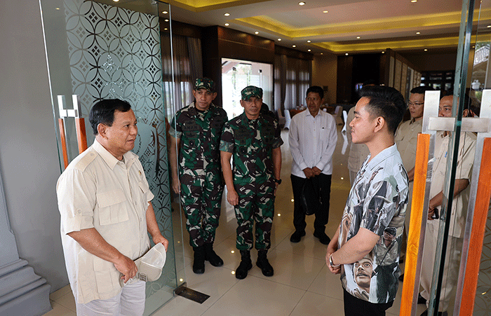 Menteri Pertahanan Prabowo Subianto menyerahkan motor dan alat komunikasi (alkom) kepada bintara pembina desa (Babinsa) di Koramil Serengan 03 Solo.