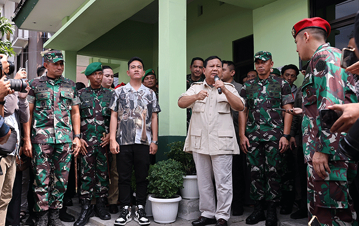 Menteri Pertahanan Prabowo Subianto menyerahkan motor dan alat komunikasi (alkom) kepada bintara pembina desa (Babinsa) di Koramil Serengan 03 Solo.