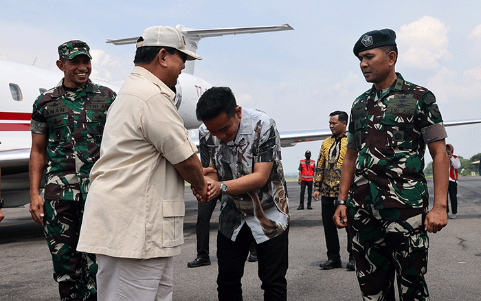 Menteri Pertahanan Prabowo Subianto menyerahkan motor dan alat komunikasi (alkom) kepada bintara pembina desa (Babinsa) di Koramil Serengan 03 Solo.