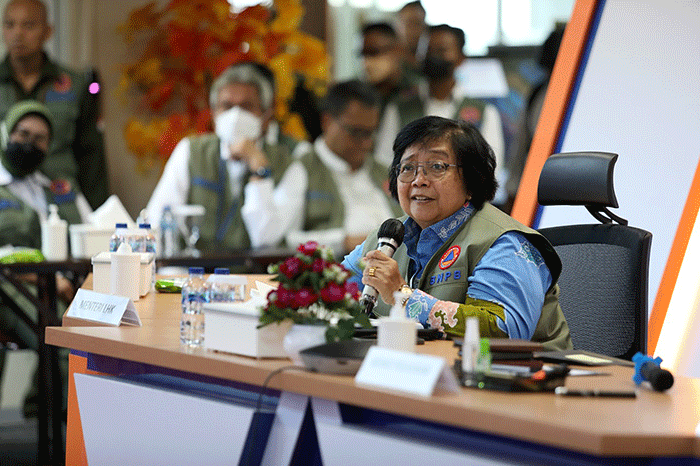 Menteri LHK Siti Nurbaya Bakar (kiri), Menko Polhukam Mahfud MD (tengah) dan Kepala BNPB Letjen TNI Suharyanto saat rapat koordinasi.
