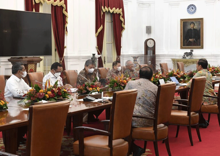 Presiden Joko Widodo menggelar rapat terkait percepatan pembangunan jalan daerah bersama beberapa menteri terkait di Istana Merdeka Jakarta, Rabu (25/1/2023).