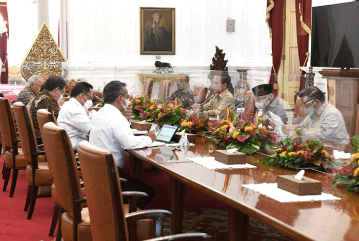 Presiden Joko Widodo menggelar rapat terkait percepatan pembangunan jalan daerah bersama beberapa menteri terkait di Istana Merdeka Jakarta, Rabu (25/1/2023).