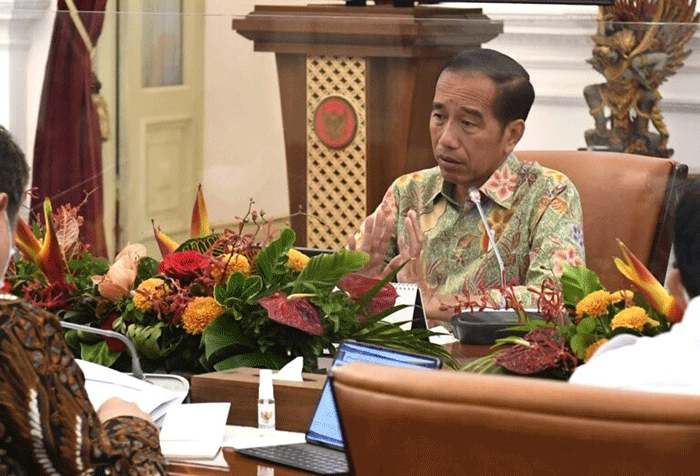 Presiden Joko Widodo menggelar rapat terkait percepatan pembangunan jalan daerah bersama beberapa menteri terkait di Istana Merdeka Jakarta, Rabu (25/1/2023).