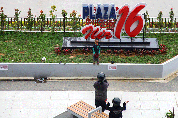 Perahu menjadi ikon di Plaza 16 Ilir Palembang yang baru selesai pembangunannya.