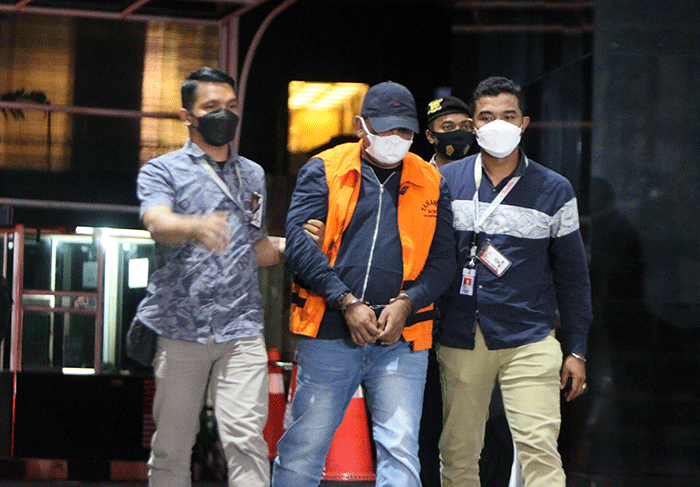 Tersangka kasus dugaan gratifikasi pembangunan Dermaga Sabang Izil Azhar tiba untuk menjalani pemeriksaan di Gedung Merah Putih KPK, Jakarta.