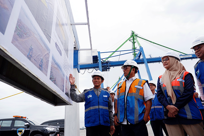 Kepala Staf Kepresidenan Moeldoko (tengah) didampingi General Manager Pelindo Regional 4 Makassar, Enriany Muis, saat meninjau megaproyek Makassar New Port.