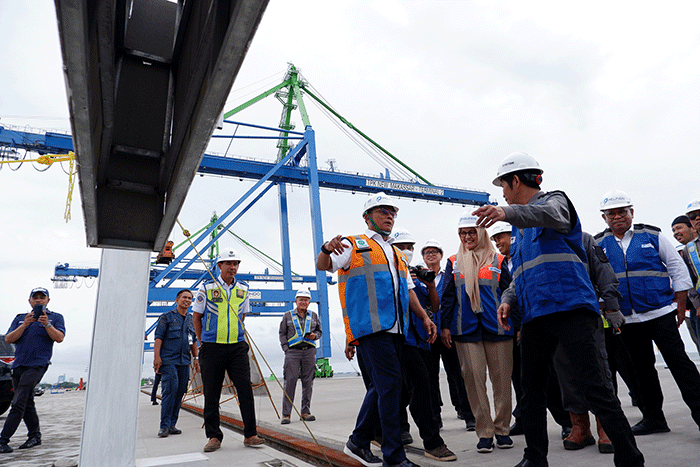 Kepala Staf Kepresidenan Moeldoko (tengah) didampingi General Manager Pelindo Regional 4 Makassar, Enriany Muis, saat meninjau megaproyek Makassar New Port.