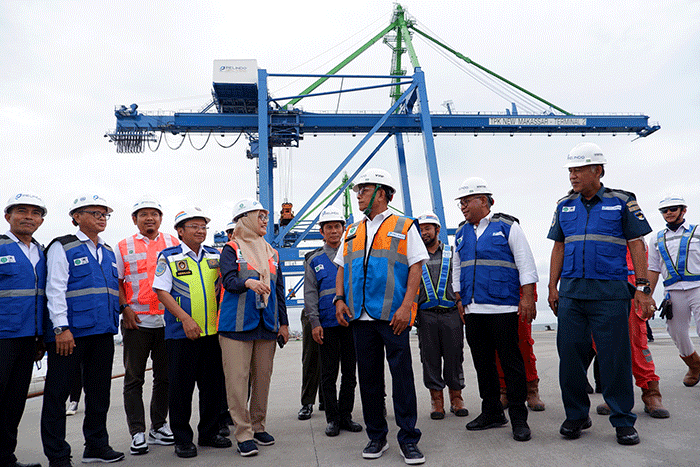 Kepala Staf Kepresidenan Moeldoko (tengah) didampingi General Manager Pelindo Regional 4 Makassar, Enriany Muis, saat meninjau megaproyek Makassar New Port.