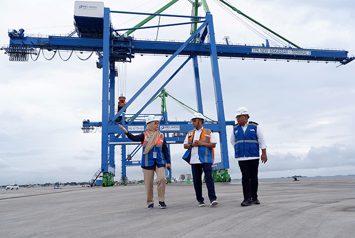 Kepala Staf Kepresidenan Moeldoko (tengah) didampingi General Manager Pelindo Regional 4 Makassar, Enriany Muis, saat meninjau megaproyek Makassar New Port.
