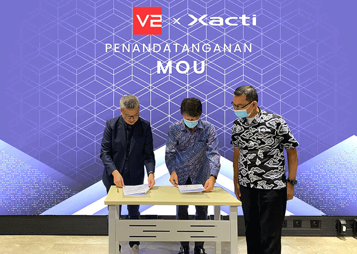 CEO dari V2 Indonesia Rudi Hidayat (kiri) dan Presiden Direktur PT Xacti Indonesia Yoshikiyo Morikawa berfoto bersama usai Penandatanganan MoU kerja sama.