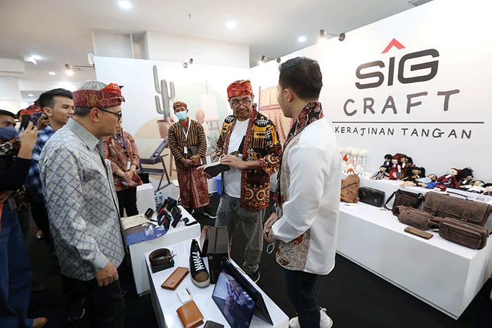 Direktur SDM dan Umum SIG, Agung Wiharto saat membatik dengan teknik canting tulis pada acara “Bazar UMKM Untuk Indonesia 2023”.