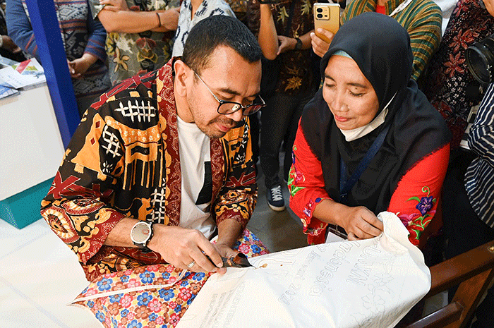 Direktur SDM dan Umum SIG, Agung Wiharto saat membatik dengan teknik canting tulis pada acara “Bazar UMKM Untuk Indonesia 2023”.