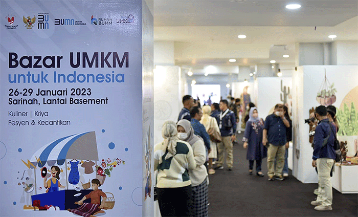 Direktur SDM dan Umum SIG, Agung Wiharto saat membatik dengan teknik canting tulis pada acara “Bazar UMKM Untuk Indonesia 2023”.