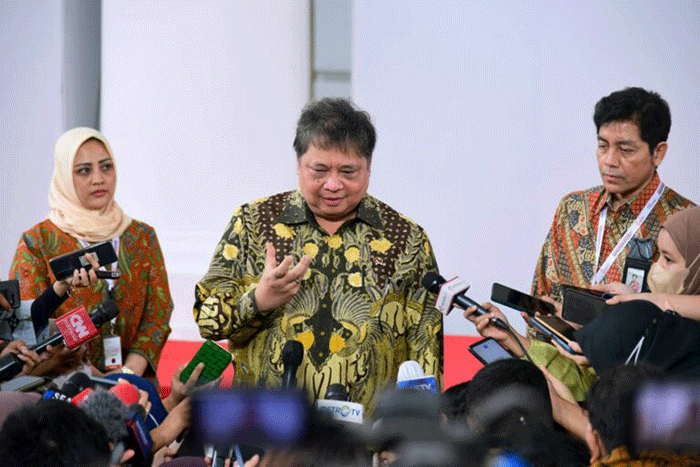 Menko Airlangga Hartarto memberikan keterangannya kepada awak media usai menghadiri pembukaan Rapat Koordinasi Nasional (Rakornas) Transisi PC-PEN.