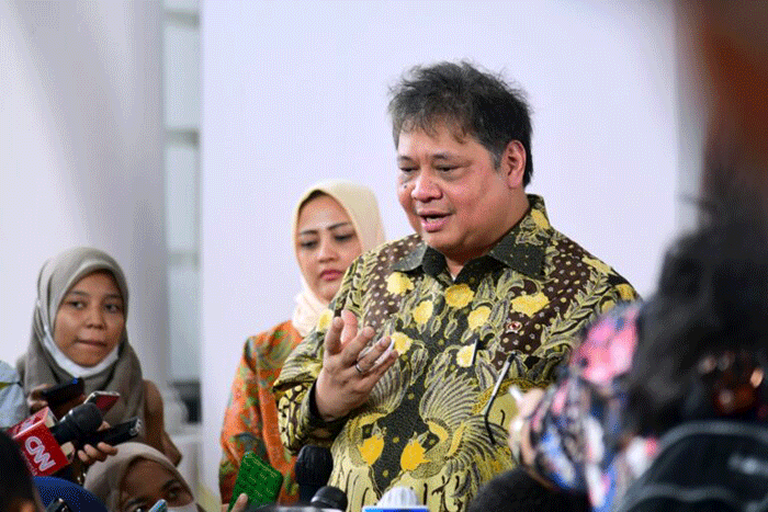 Menko Airlangga Hartarto memberikan keterangannya kepada awak media usai menghadiri pembukaan Rapat Koordinasi Nasional (Rakornas) Transisi PC-PEN.