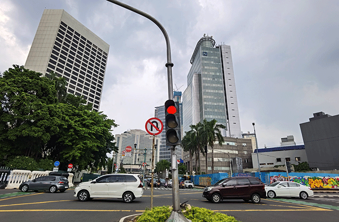 Kendaraan melintas di Jalan Iman Bonjol Jakarta Pusat, Kamis (26/1/2023).