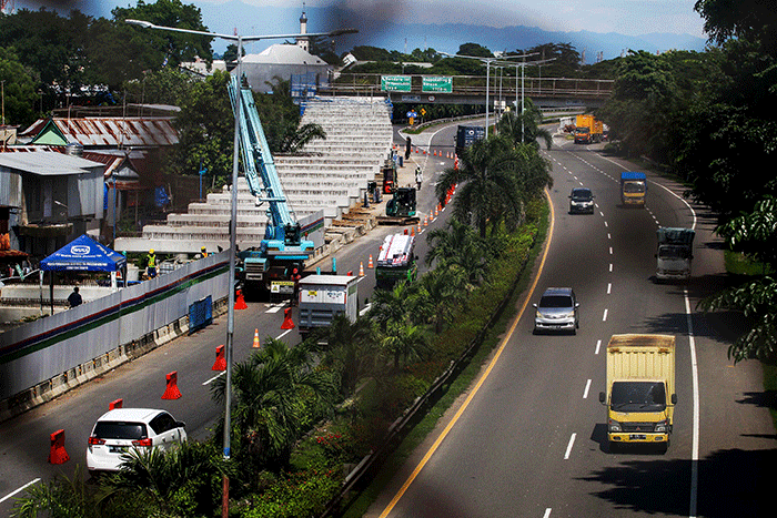 Truk Mitsubishi Fuso tengah melintas di jalan Trans Sulawesi, Jumat (27/1/2023).