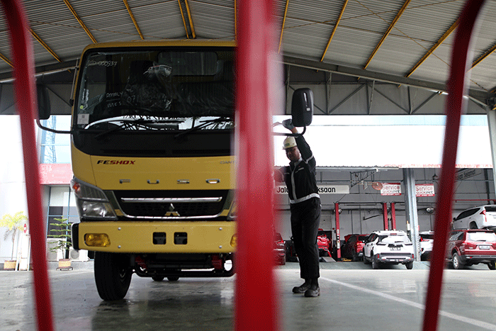 Truk Mitsubishi Fuso tengah melintas di jalan Trans Sulawesi, Jumat (27/1/2023).