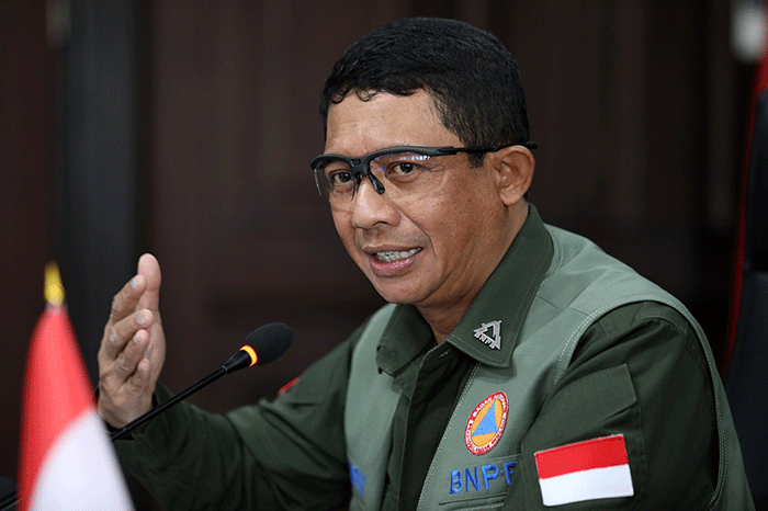Kepala BNPB Letjen TNI Suharyanto saat memberikan arahan terkait penanganan darurat bencana banjir dan longsor di Kantor Gubernur Sulawesi Utara.
