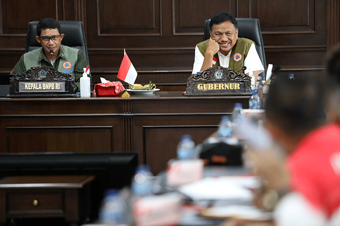 Kepala BNPB Letjen TNI Suharyanto saat memberikan arahan terkait penanganan darurat bencana banjir dan longsor di Kantor Gubernur Sulawesi Utara.