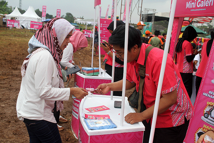 Warga menghadiri festival WOW 100% di Depok, Jawa Barat, Sabtu (28/1/2023).